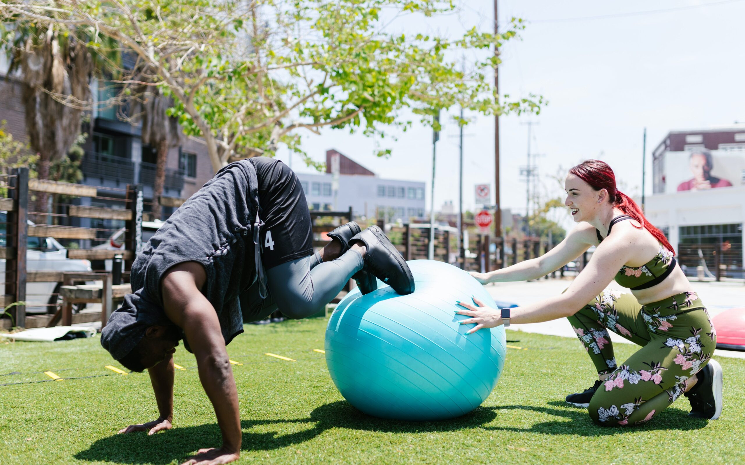 fitball-para-rutina-de-calistenia-en-casa